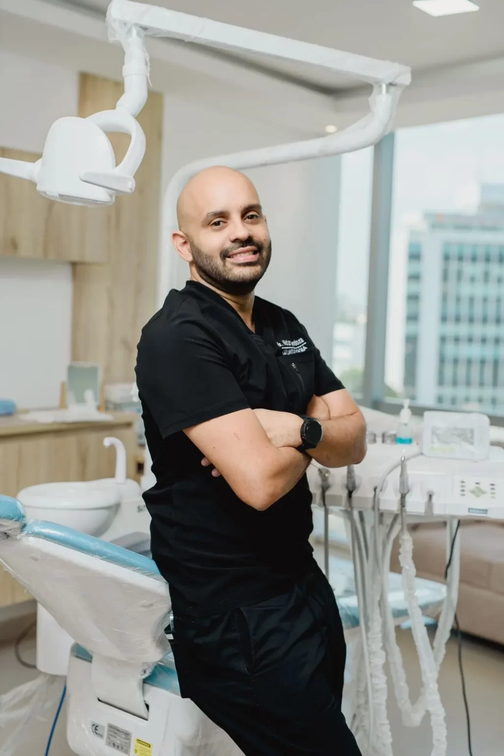 Portrait of Dr. Víctor Mendoza at his clinic