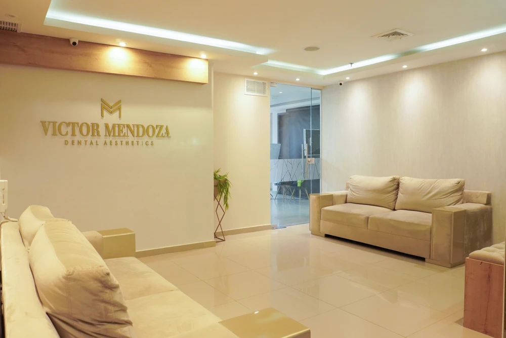 dr-victor-mendoza-veneers-17